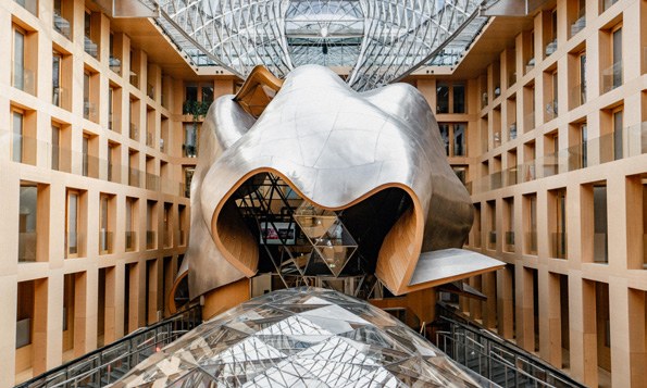 Atrium der AXICA mit der begehbaren Skulptur von Frank Gehry