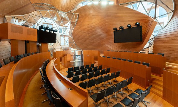 Das Plenum der AXICA mit Theaterbestuhlung in Parkett und Rang